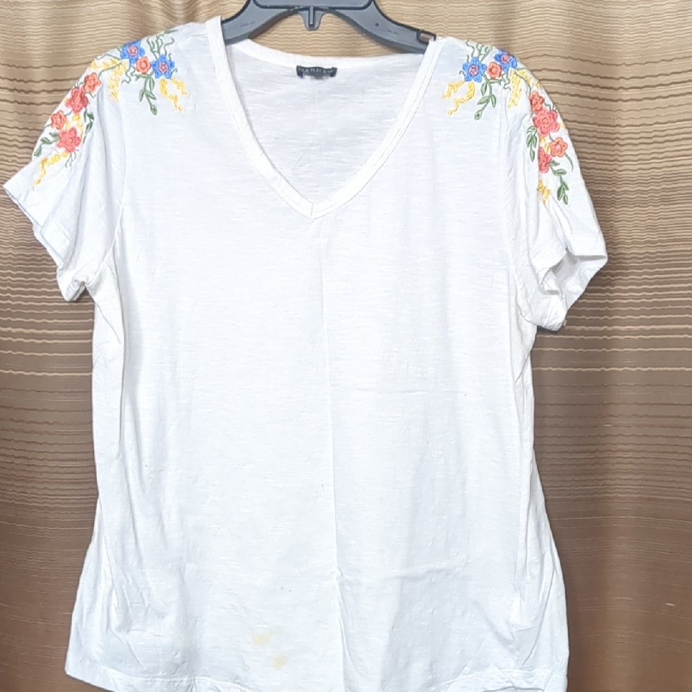 Hannah White V-Neck Short Sleeve Tee with Shoulder Floral Embroidery